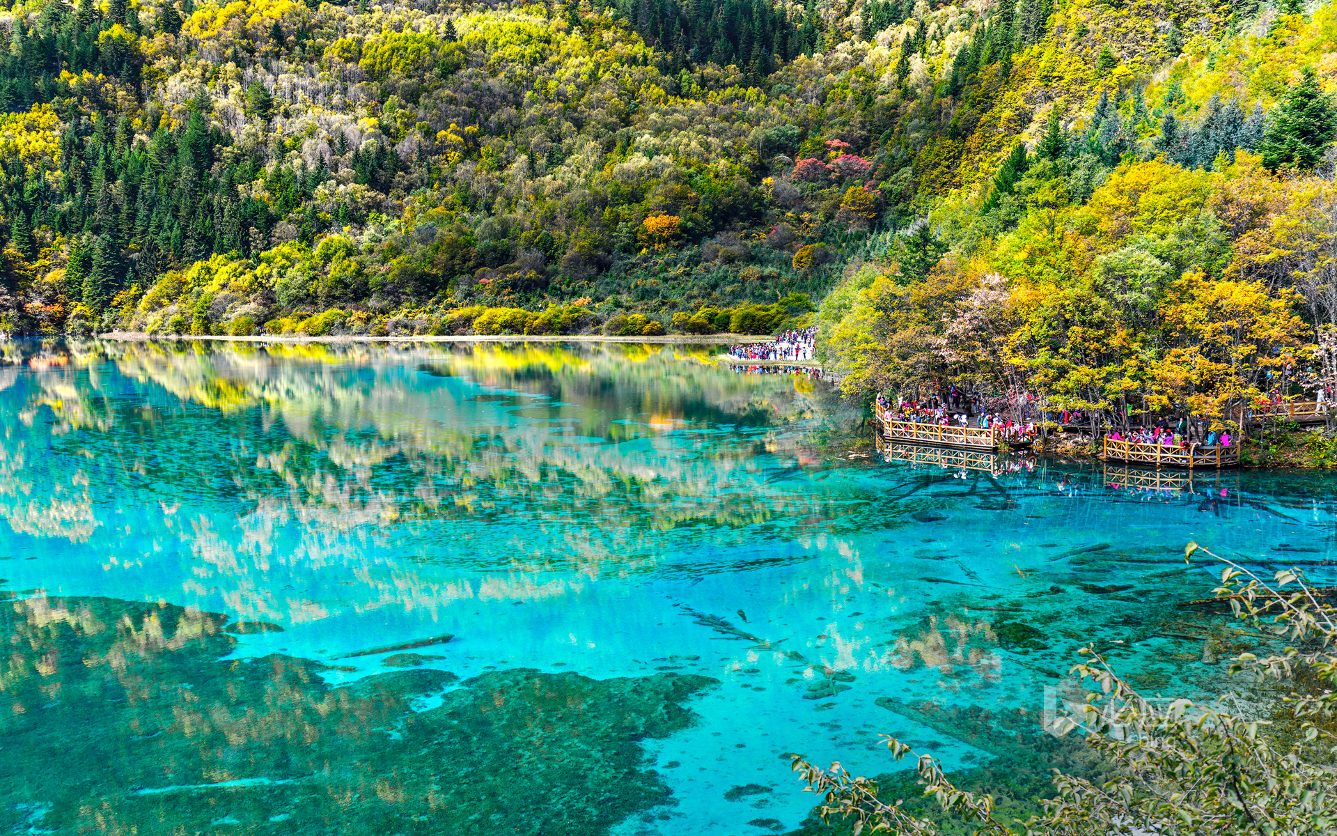 Tourists in Jiuzhaigou, Sichuan