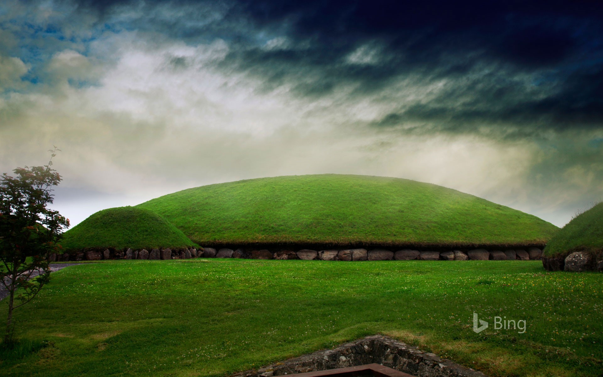 Knowth burial mound in Newgrange, Boyne Valley, Ireland