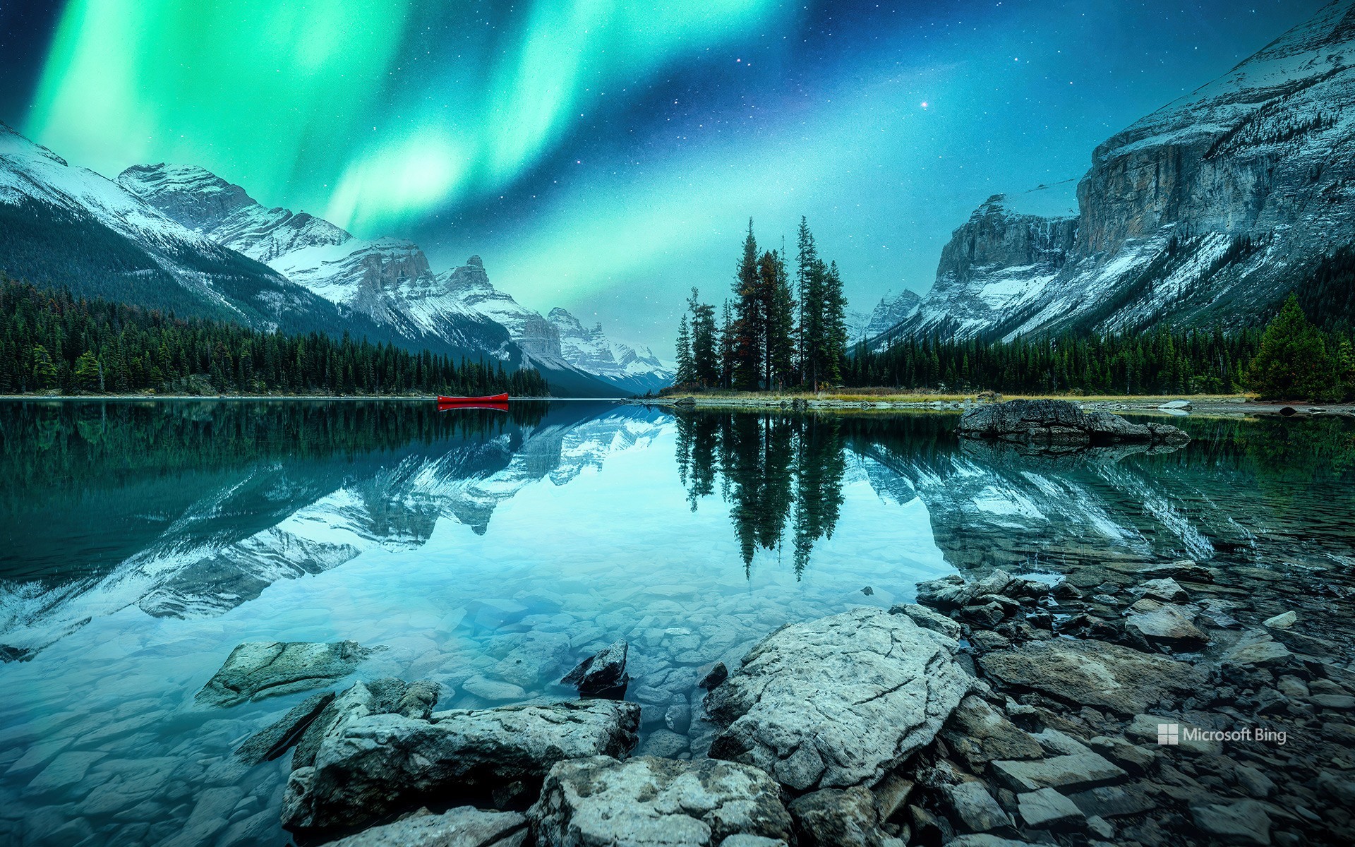 Aurora borealis over Maligne Lake in Jasper National Park, Alberta, Canada